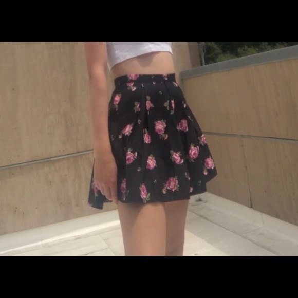 Black Rose Skirt Forever 21 - Picture 1 of 6